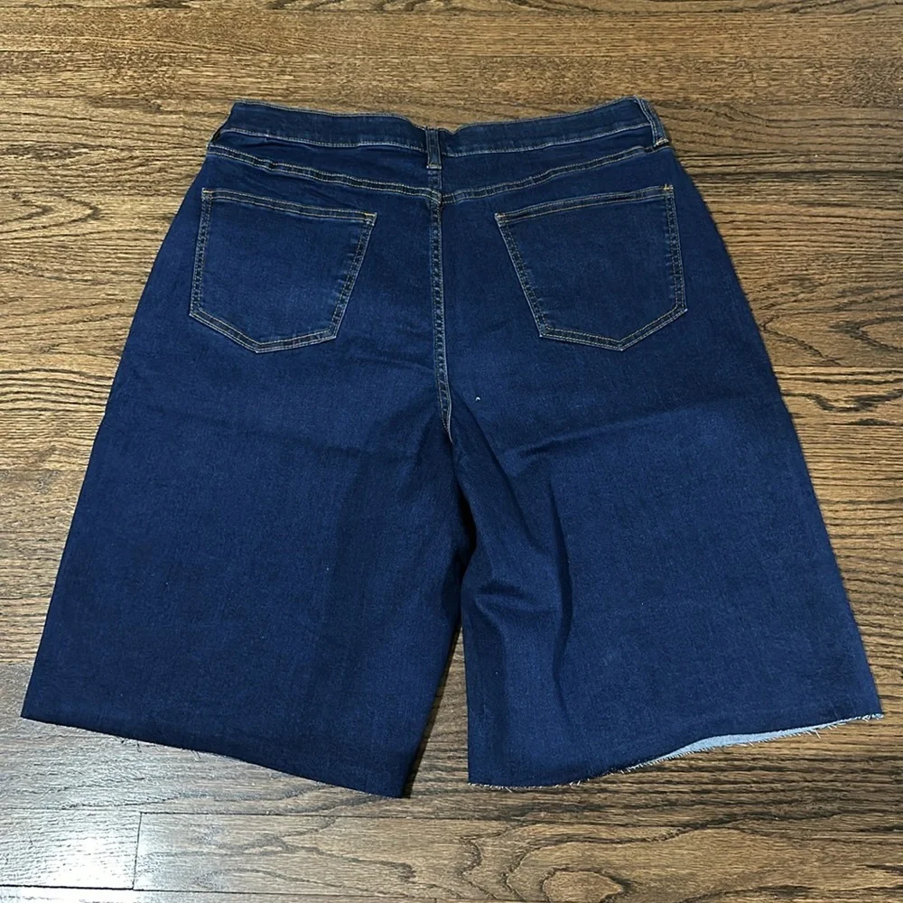 New York and Company Curvy Stretch High Rise 12-Inch Cut Off Blue Jean Shorts 16 - Picture 2 of 9